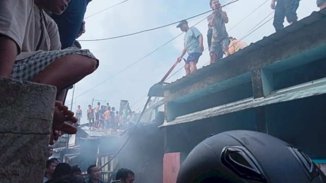 Warga saling berjibaku saat memadamkan api yang melahap empat rumah di pemukiman padat penduduk (Portal Media/Aldy)