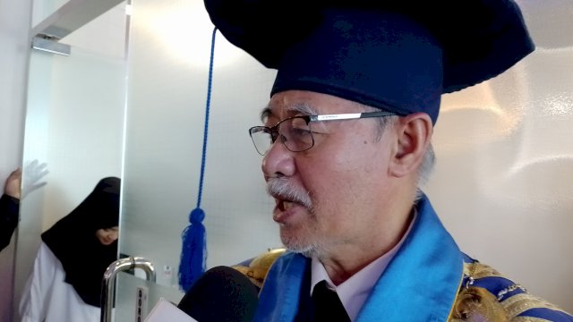 Sembilan Wisudawan Terbaik Unismuh Raih Penghargaan Khusus dari Rektor