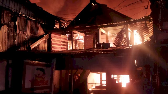 Sejumlah rumah warga ikut dilahap api saat kebakaran hebat yang terjadi di sebuah gudang penyimpanan ban bekas di Makassar/Ist