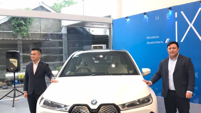 Kendaraan Listrik BMW iX Resmi Mengaspal di Makassar