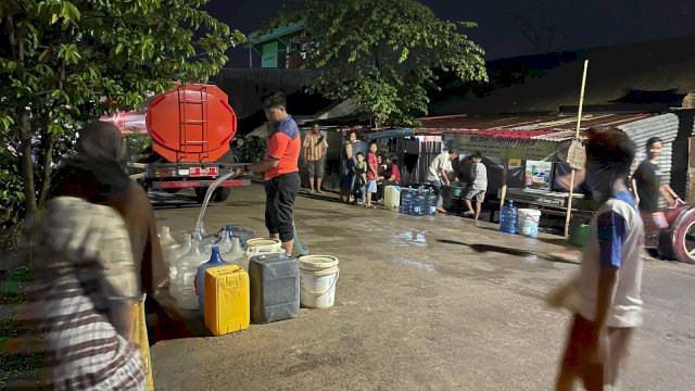 BPBD Sulsel Gercep Bantu Distribusi Air Bersih di Kompleks Kodam 3 Makassar