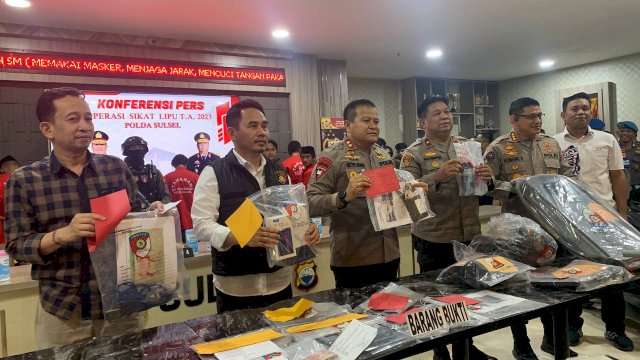 Jajaran Polda Sulsel saat ekspose pengungkapan tindak kejahatan di Mapolda Sulsel, Jalan Perintis Kemerdekaan, Kota Makassar, Sulawesi Selatan (Sulsel), Selasa (27/6/2023) siang(Portal Media/Aldy) 