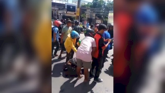 Pelaku jambret di Makassar jadi bulan-bulanan warga/Ist