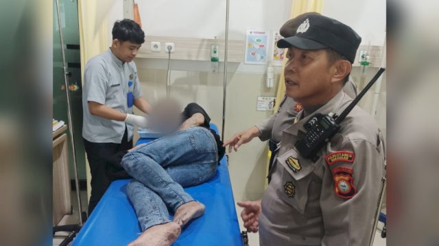 Salah satu jambret yang babak belur dihajar warga dilarikan ke rumah sakit (RS) Pelamonia untuk mendapatkan perawatan/Ist