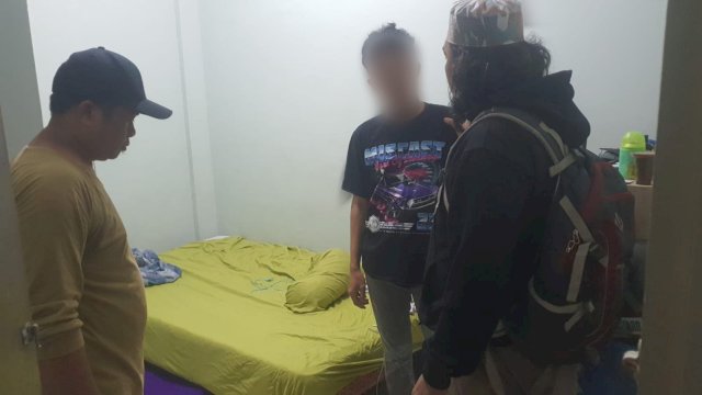 JAS, pelaku penganiayaan saat diamankan aparat kepolisian/Ist