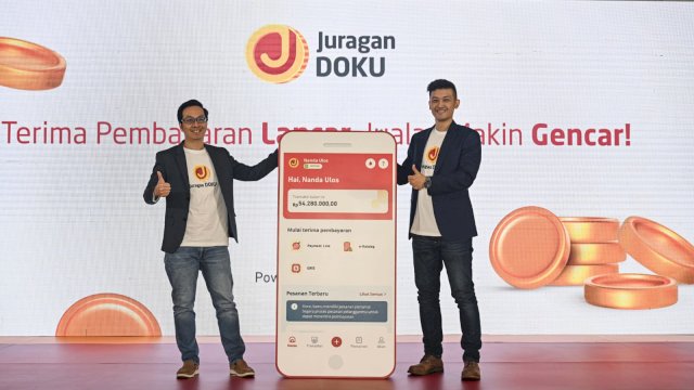 (kiri ke kanan) Chief Executive Officer DOKU, Chris Yeo bersama dengan Head of SME DOKU, Angga Narendra mengumumkan kehadiran Juragan DOKU, sebuah inisiatif baru untuk mempercepat proses digitalisasi UMKM Indonesia.