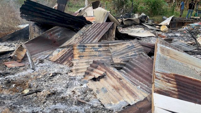 Puing-puing rumah orang tua pelaku pembunuhan pemuda di Makassar usai dibakar warga (Portal Media/Aldy) 