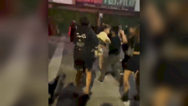 Aksi adu jotos sejumlah wanita dj emperan toko di Makassar viral di media sosial/int