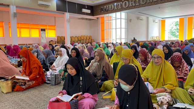 Khatam Alquran Bersama Majelis Taklim, Erna Rasyid Taufan juga Beri Kado Ramadan