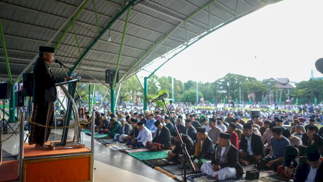 Wali Kota Parepare, Taufan Pawe salat Idulfitri bersama masyarakat di Alun-alun Lapangan Andi Makkasau. 