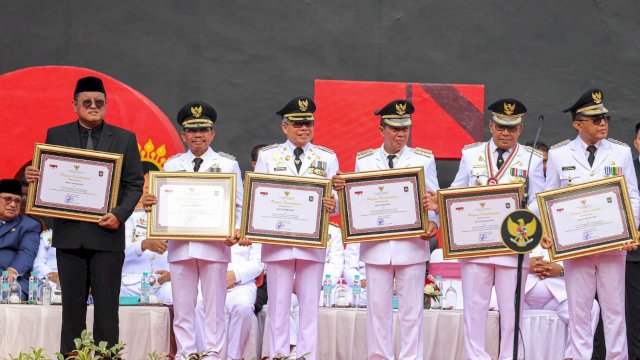 Hari Otonomi Daerah ke XXVII, Taufan Pawe Raih Penghargaan dari Kemendagri