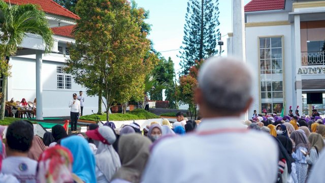Wali Kota Parepare Lepas Peserta Jalan Sehat UMPAR di Depan Kampus