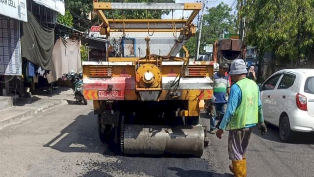 Taufan Pawe Imbau Dinas PUPR Pastikan Perbaikan Jalan Rusak Massif Dilakukan