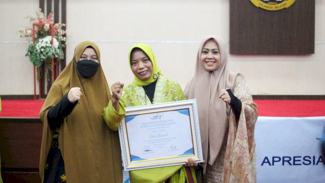 20 Tahun Mengabadi, Guru Honorer SDN 10 Parepare Dapat Penghargaan di Puncak Hari Kartini