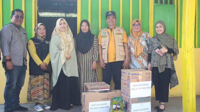 Erna Rasyid Taufan Serahkan Bantuan Perlengkapan Dapur Kepada Warga Penerima Rumah Layak Huni Baznas