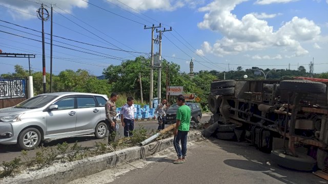 Gerak Cepat, Sekdis Perhubungan Pimpin Pengamanan Mobil Terbalik di Jendral Sudirman