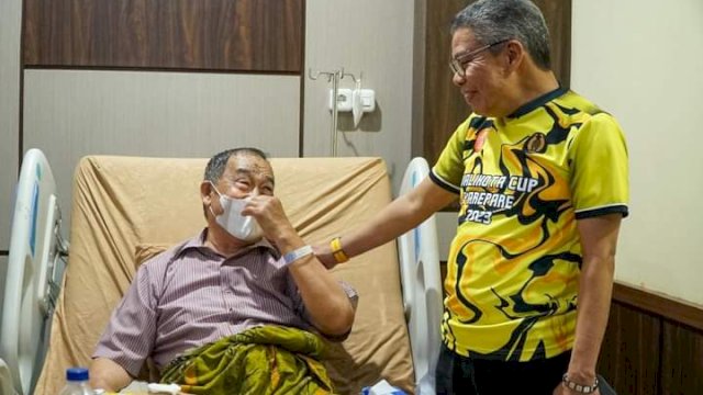Wali Kota Parepare, Taufan Pawe, menjenguk Wakil Wali Kota Parepare, Pangerang Rahim, di RSUD Andi Makkasau Kota Parepare