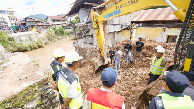 Gubernur Sudirman Sulaiman Tinjau Lembangunan Jembatan di Toraja Utara 