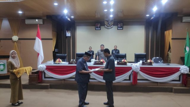 Pangerang Rahim Serahkan Ranperda LKPJ APBD Tahun 2022 Ke DPRD Parepare 