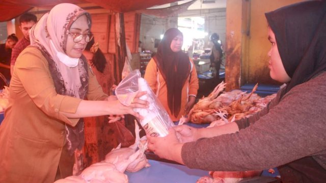 Pedagang Ayam dan Daging Parepare Terima Pisau Jagal dari Pemkot Parepare 