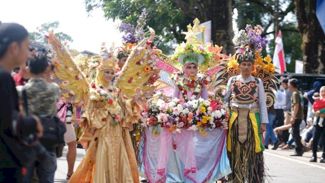 Fashion Carnaval Jadi Pemantik Warga Malino Konsisten Tanam Bunga