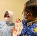 Bahagianya Walikota Makassar Gendong Cucu Pertama 