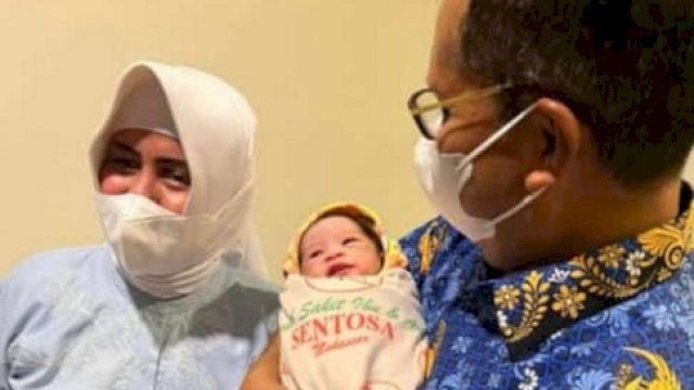 Bahagianya Walikota Makassar Gendong Cucu Pertama 