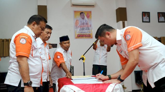  mengukuhkan Bupati Bone, Andi Fashar M Padjalangi sebagai Ketua Orari Lokal Bone Periode 2023-2026/Ist