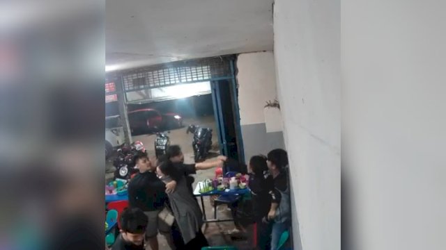 Tangkapan video CCTV saat korban dianiaya oleh dua pemabuk di warung coto/Int