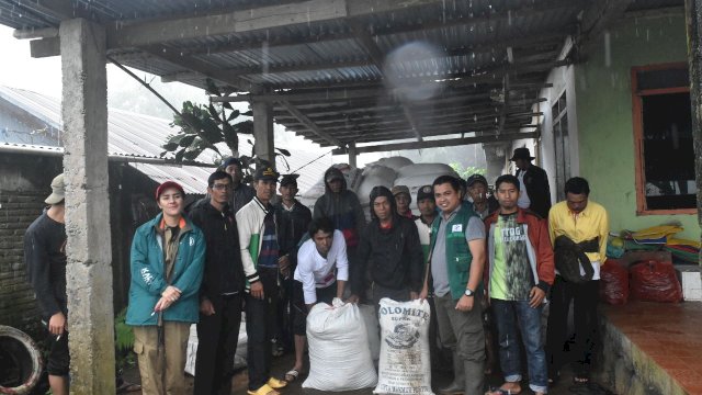 Tingkatkan Kesejahteraan Petani, LAZ Hadji Kalla Salurkan Saprodi