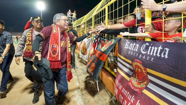 Yakob Sayuri Akhirnya Tunaikan Janjinya: Berikan Jersey-nya ke Taufan Pawe