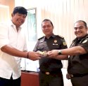 Hari Bhakti Adyaksa ke 63,  Kajari Wajo Dapat Surprise dari Kapolres