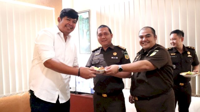 Surprise Kapolres Wajo memberikan tumpeng kepada Kajari Wajo/Ist