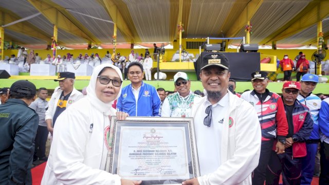 Gubernur Sulsel Andi Sudirman Sulaiman saat menerima penghargaan dari PGRI Sulsel/Ist