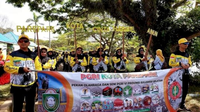 Parepare Turunkan Ribuan Peserta dalam Defile Pembukaan Porseni ke VI PGRI Sulsel
