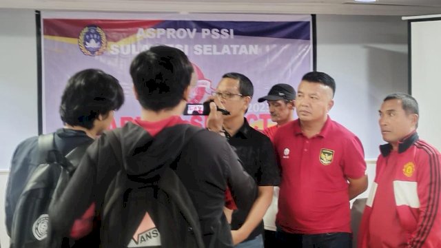 Plt Ketua Asprov Sulsel, Muhammad Surya Hasan (baju hitam) saat diwawancarai media. 