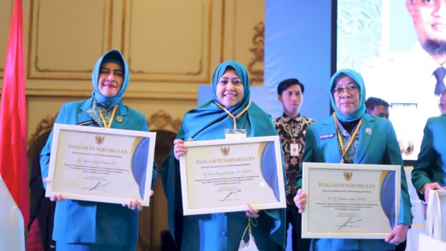 Erna Taufan Diganjar Penghargaan Penggerak Pemberdayaan Kesejahteraan Masyarakat di Parepare