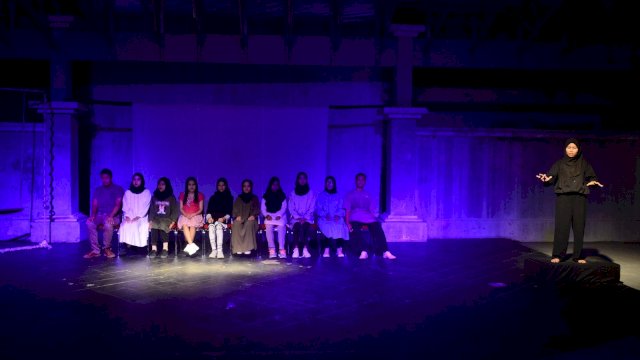 Pementasan teater berjudul Sepuluh Cerita - cerita di Atas Panggung oleh 10 penyandang disabilitas di Gedung Kesenian Sulawesi Selatan, Societet de Harmonie, Jumat Malam (28/7/2023). (IST)