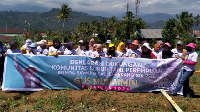 Kelompok buruh tani perempuan di di Kelurahan Kambiolangi Kecamatan Alla, Kabupaten Enrekang,  menamakan diri &ldquo;Bunga Bawang&rdquo; Cak Imin capres 2024. (Foto: IST) 