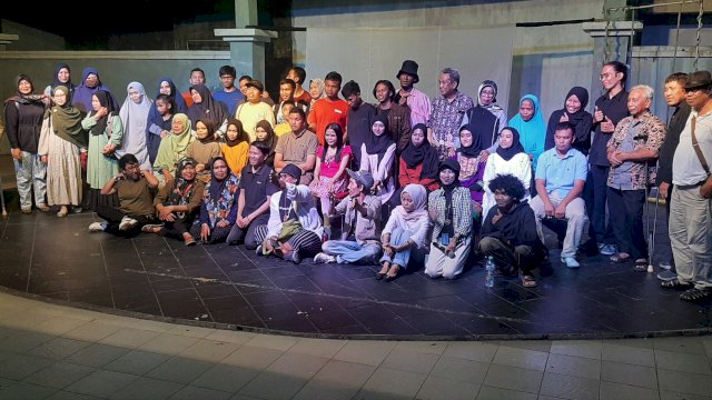 Foto bersama usai pertujukan teater 10 orang penyadang disabilitas Makassar, di arena teater Gedung Kesenian Sulawesi Selatan, Societet de Harmonie, pada Minggu malam, 30 Juli 2023. 
