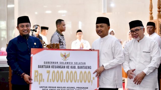 Gubernur Sulawesi Selatan, Andi Sudirman Sulaiman menyerahkan bantuan keuangan TA 2023 kepada Pemkab Bantaeng senilai Rp 7 Miliar/Ist