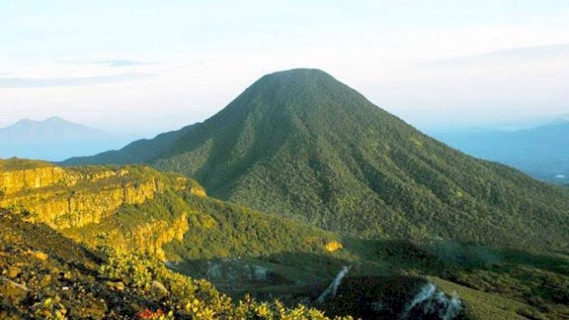 Puncak Gede Pangrango Diselimuti Es, Ini Penyebabnya
