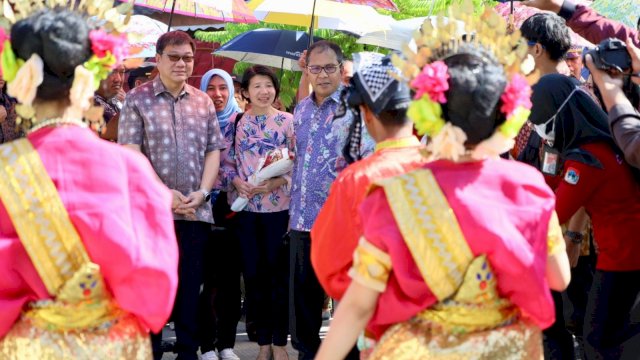 Danny Pomanto Ajak Pejabat Singapore Jelajahi Lorong Wisata Zurich, Coba Jus dan Keripik Olahan Masyarakat