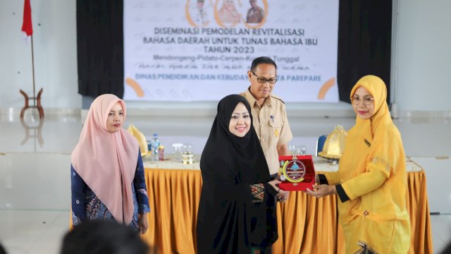 Erna Rasyid Taufan Buka Diseminasi Pemodelan Revitalisasi Bahasa Daerah