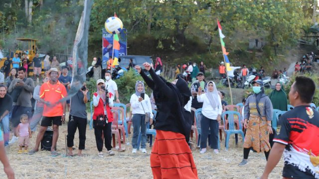 Ketua PKK Parepare, Erna Rasyid Taufan (ERAT) ikut bermain volly bersama warga pada Kegiatan Porseni  