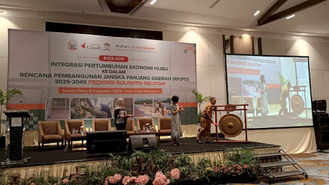 Asisten Perekonomian dan Pembangunan Provinsi Sulawesi Selatan,Ichsan Mustari bersama Direktur Asia ICRAF, Sonya Dewi saat membuka Kick-Off Integrasi Pertumbuhan Ekonomi Hijau di Hotel Claro, Selasa (8/8/2023)/(Portal Media/rahma)