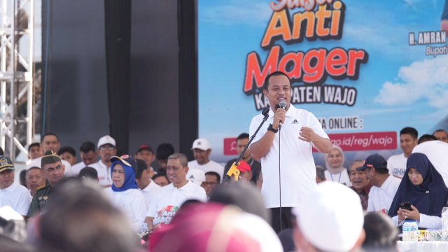 Gubenur Sulsel Andi Sudirman Sulaiman saat menghadiri Jalan Sehat Anti Mager di Wajo/Ist