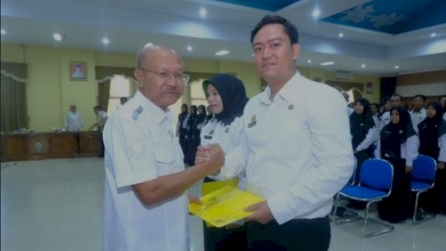 Bupati Jeneponto Iksan Iskandar saat menyerahkan Surat Keputusan (SK) pengangkatan Pegawai Pemerintah dengan Perjanjian Kerja (PPPK)/Ist