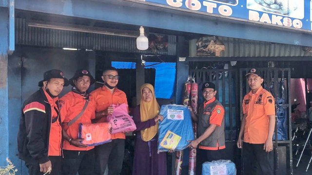 BPBD dan Dinas Sosial mewakili Pemprov Sulsel menyerahkan bantuan kepada korban kebakaran di Maros/Ist
