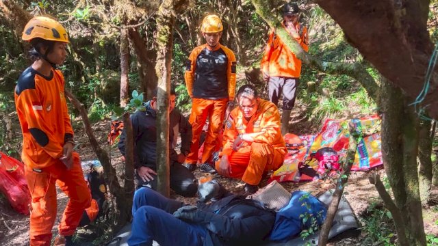 Proses evakuasi terhadap pendaki yang mengalami cidera/Ist